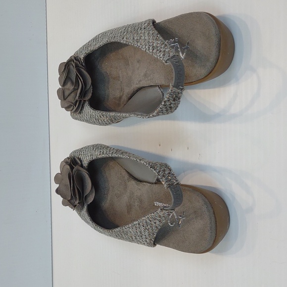 A2 Aerosoles Atmosphere Gray Gold Weave Open Toe Slingback Flower Detail Wedges - Picture 5 of 13